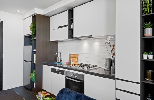 South Yarra Apartment | Chic 1-Bed with Balcony Views and Amenities