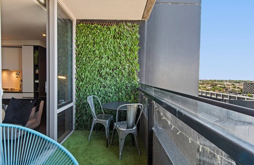 South Yarra Apartment | Chic 1-Bed with Balcony Views and Amenities