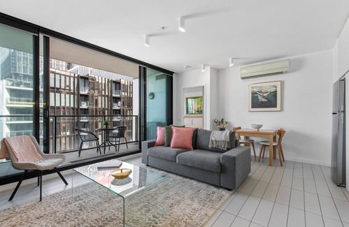 Docklands Apartment | Chic 1-Bed with Harbour Views & Pool by Tram Line