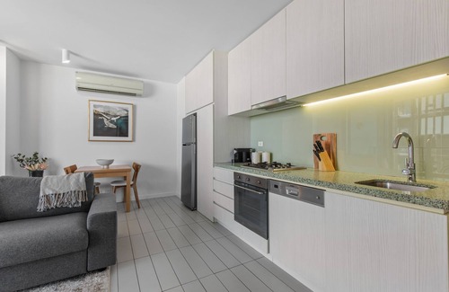 Docklands Apartment | Chic 1-Bed with Harbour Views & Pool by Tram Line