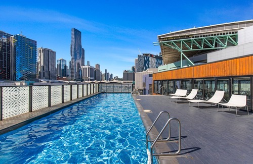 Docklands Apartment | Chic 1-Bed with Harbour Views & Pool by Tram Line