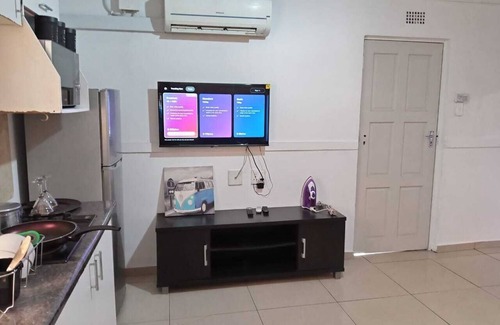 Greater Johannesburg Metropolitan Area Apartment | Chic 1-bedroom apartment in wonderful Johannesburg South with WiFi, AC
