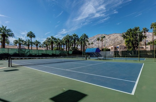 Downtown Palm Springs Condo | Chic 1-bedroom, 2 baths condo in the heart of Palm Springs.