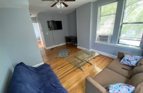 South Shore Apartment | Chic 1-bedroom apartment in marvelous Chicago with WiFi, AC.
