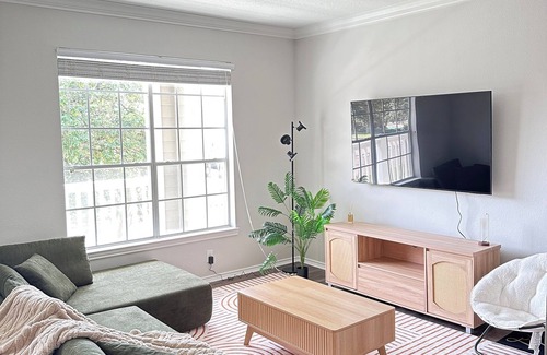 Energy Corridor Apartment | Chic 1-bedroom apartment with WiFi, fitness room in vibrant Houston