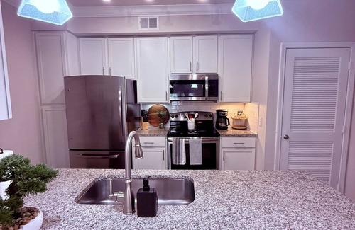 George Bush Park/Eldridge Apartment | Chic 1-bedroom apartment with AC, fitness room in wonderful Houston