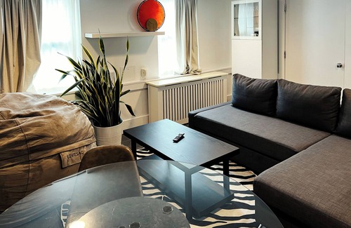 Harsimus Cove Apartment | Chic 1-bedroom in vibrant Downtown Jersey City - 5 minutes walk to subway