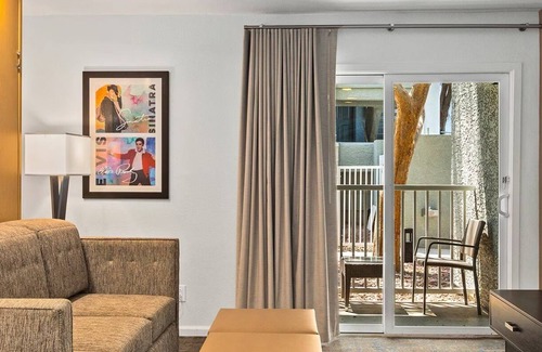 Las Vegas Resort | Chic 1-bedroom resort with Pool & fitness room, Shuttle service to the Strip