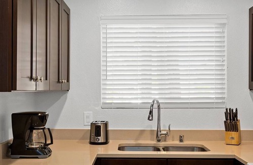Las Vegas Resort | Chic 1-bedroom resort with Pool & fitness room, Shuttle service to the Strip