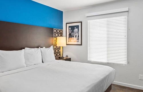 Las Vegas Resort | Chic 1-bedroom resort with Pool & fitness room, Shuttle service to the Strip