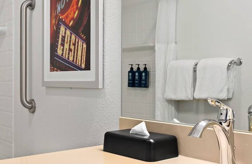 Las Vegas Resort | Chic 1-bedroom resort with Pool & fitness room, Shuttle service to the Strip