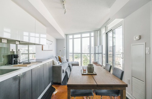 Fort York Hotel | Chic 1-bedroom+Sofabed W/1Bath parking, walk to CN Tower
