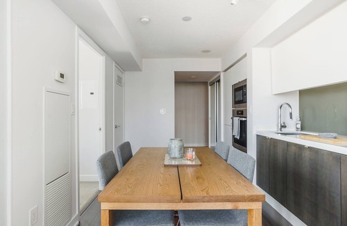 Fort York Hotel | Chic 1-bedroom+Sofabed W/1Bath parking, walk to CN Tower