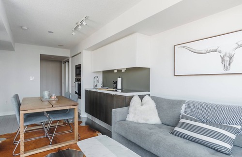 Fort York Hotel | Chic 1-bedroom+Sofabed W/1Bath parking, walk to CN Tower