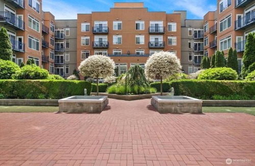 Belltown Apartment | Chic 1-bedroom with Partial Views, Gym and Pool in vibrant Belltown