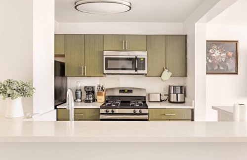 Alexandria West House | Chic 1-bedroom with WiFi, AC in enchanting Alexandria