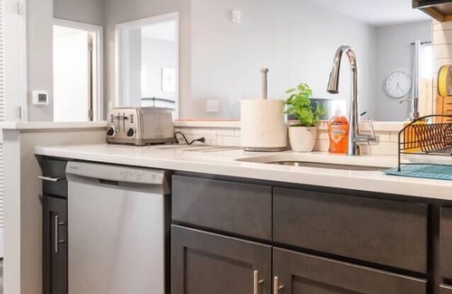 Newark Apartment | ⭐️Chic 1 BR Great Location!⭐️King Bed!⭐️FREE Parking!