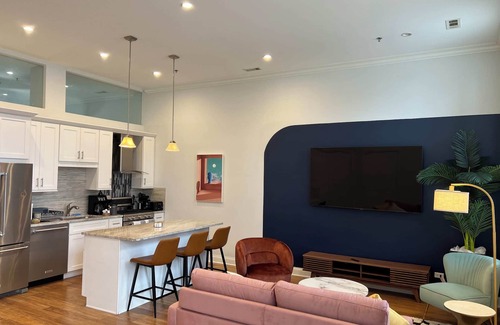 Near West Side Apartment | Chic 1 BR w Parking S