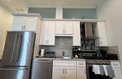 Near West Side Apartment | Chic 1 BR w Parking S