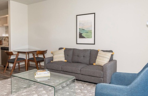 Burlington Apartment | Chic 1BR in The Huntington Near Tech Corridor
