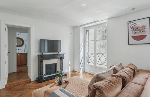 Saint-Thomas-d'Aquin Apartment | Chic 1BR Near Louvre & Musee d Orsay