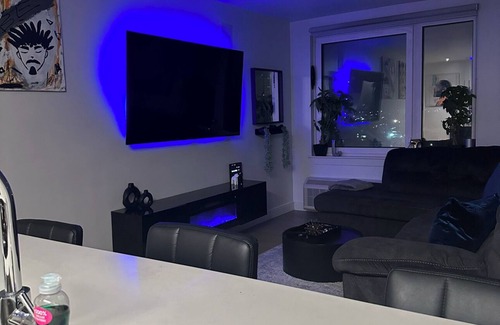 Queens Apartment | Chic 2-bd 2-bth apartment with huge private balcony