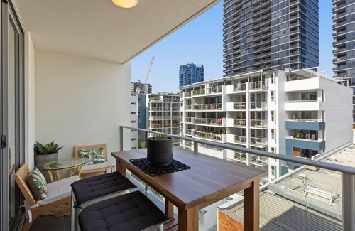 South Brisbane Apartment | Chic 2-Bed Apartment & 5 minutes walk to QPAC