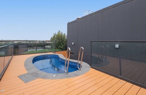 Alphington Apartment | Chic 2-Bed by Natural Trails with Pool & BBQ