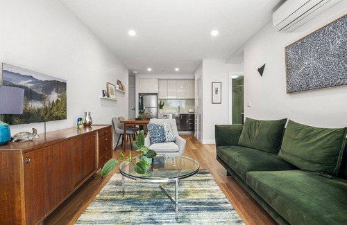 Murrumbeena Apartment | Chic 2-Bed Flat with Private Courtyard & BBQ