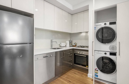 Murrumbeena Apartment | Chic 2-Bed Flat with Private Courtyard & BBQ