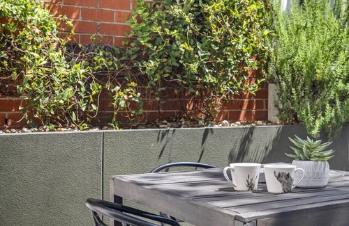 Murrumbeena Apartment | Chic 2-Bed Flat with Private Courtyard & BBQ