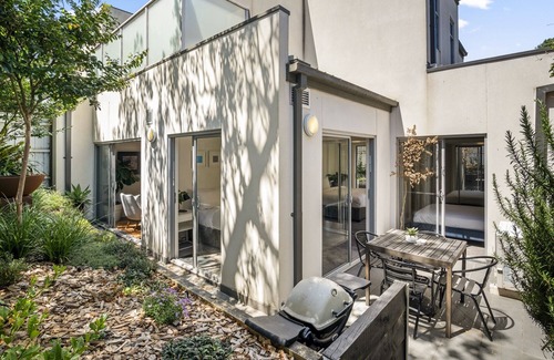 Murrumbeena Apartment | Chic 2-Bed Flat with Private Courtyard & BBQ