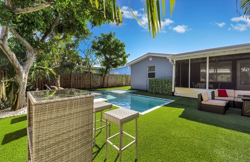 Palm Beach - West Palm Beach House | Chic 2-Bed Oasis in Coveted College Park -Dream Retreat with a Mesmerizing Pool!