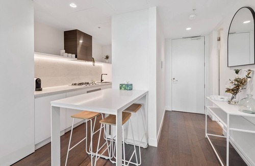 South Yarra Apartment | Chic 2-Bed with Free Parking in South Yarra