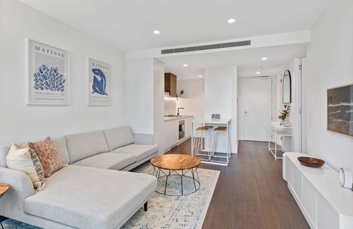 South Yarra Apartment | Chic 2-Bed with Free Parking in South Yarra
