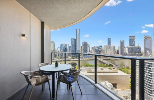 South Brisbane Apartment | Chic 2-Bed with Rooftop Pool Overlooking the City