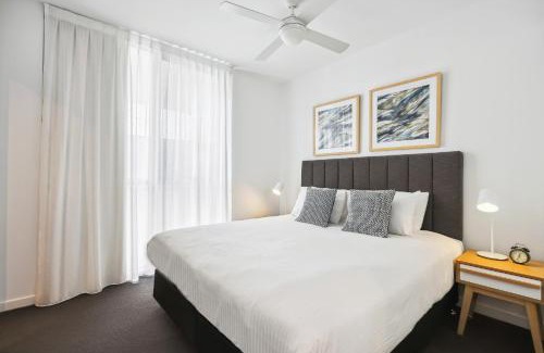 South Brisbane Apartment | Chic 2-Bed with Rooftop Pool Overlooking the City