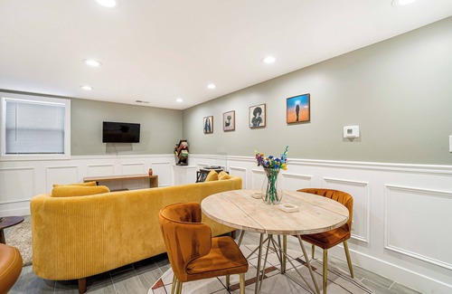 Tri-Taylor Apartment | Chic 2-Bedroom/1 Bath Apartment in Fully Renovated Rowhouse