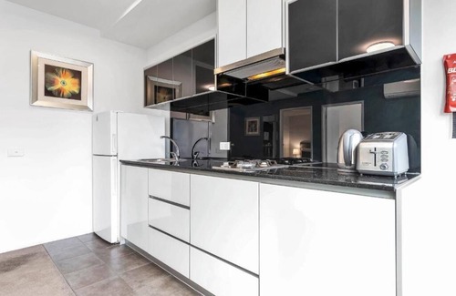 Melbourne Central Business District Apartment | Chic 2 Bedroom Apartment at Beckett Street Melbourne CBD