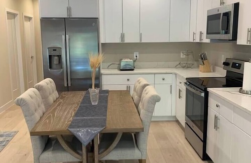 Washington Apartment | Chic 2-Bedroom apartment-Private Entrance & Wi-Fi