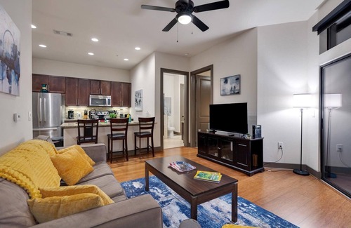 The Galleria Apartment | Chic 2-bedroom apartment wonderful Uptown