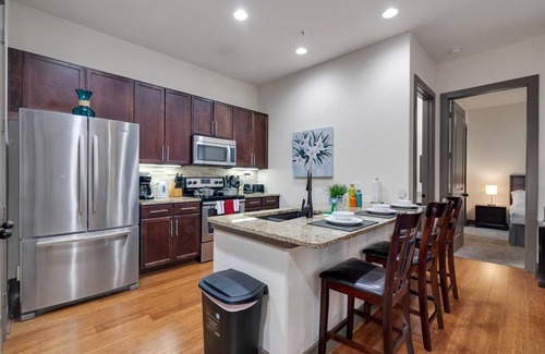 The Galleria Apartment | Chic 2-bedroom apartment wonderful Uptown