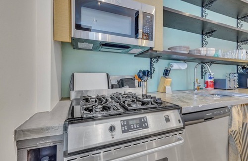 Historic Downtown Savannah House | Chic 2-bedroom just 5 minutes' stroll from Forsyth Park with free parking!