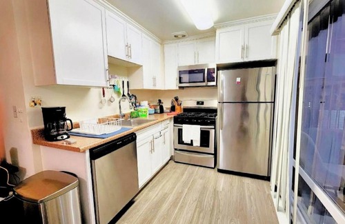 West Los Angeles Hotel | Chic 2-bedroom Residences with WiFi, AC in lovely Los Angeles