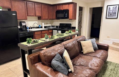 Park View House | Chic 2-bedroom townhome with WiFi and AC in vibrant Columbia Heights in DC