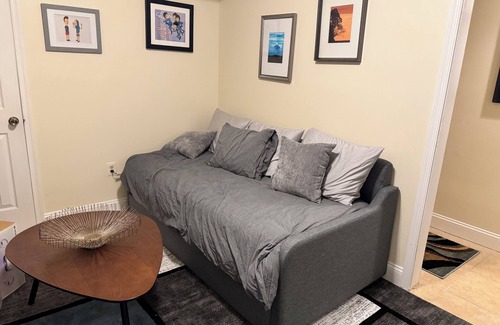 Park View House | Chic 2-bedroom townhome with WiFi and AC in vibrant Columbia Heights in DC