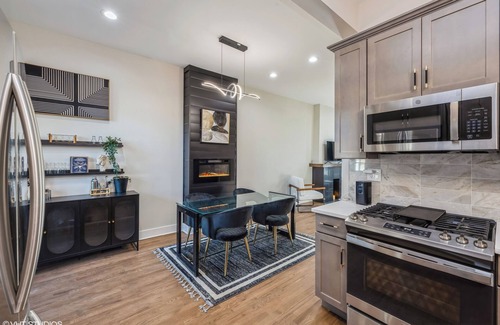 Tri-Taylor House | Chic 2-bedroom townhome with WiFi and AC in awesome Chicago