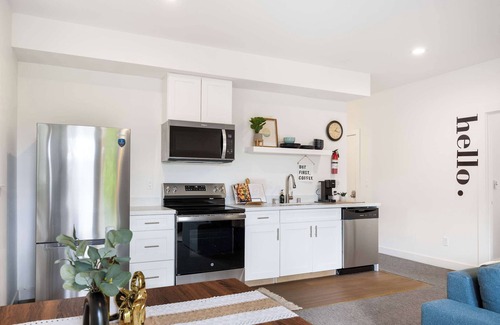 Wallingford House | Chic 2020-Built 2BR Urban Oasis| Private Backyard