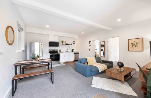 Wallingford House | Chic 2020-Built 2BR Urban Oasis| Private Backyard