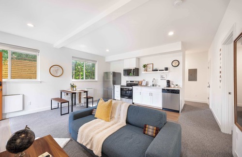 Wallingford House | Chic 2020-Built 2BR Urban Oasis| Private Backyard